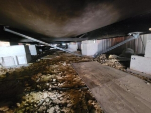 Crawlspace with supports and debris